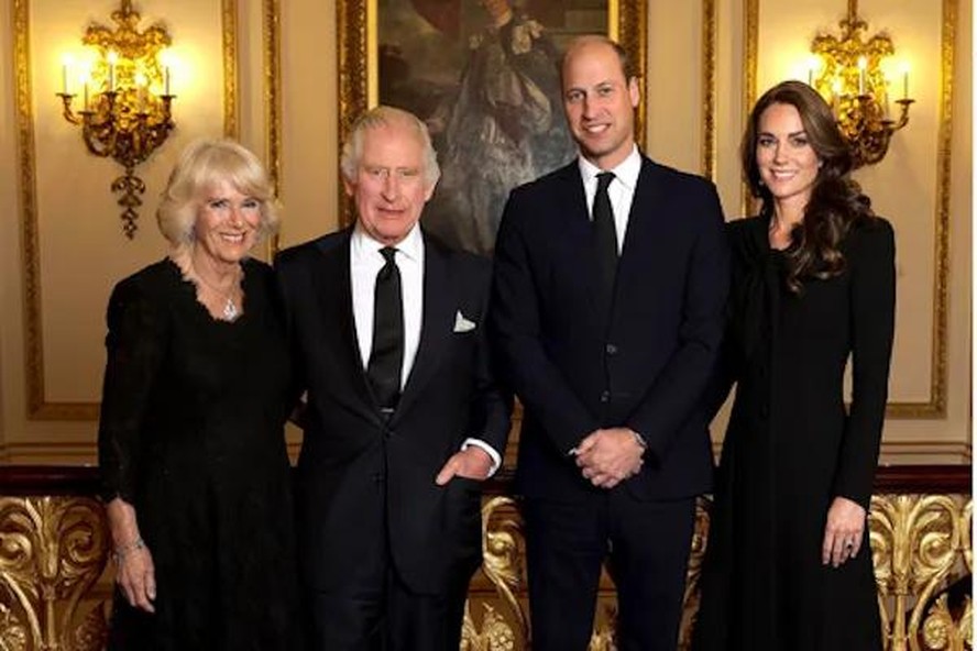 Rei Charles III, na companhia da rainha consorte Camilla, do Príncipe William e da Princesa Kate Middleton (Foto: Instagram)