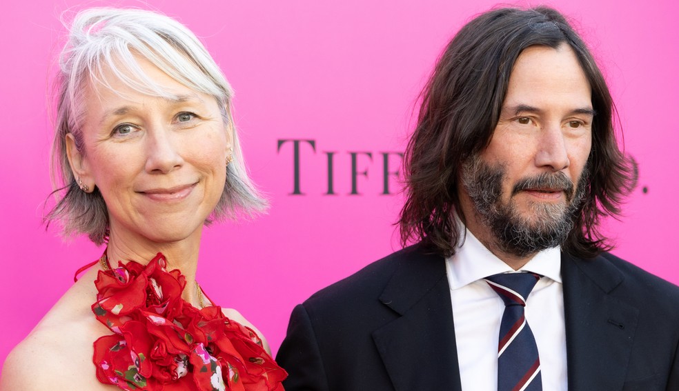 Keanu Reeves e artista plástica levantam rumores de noivado após ...