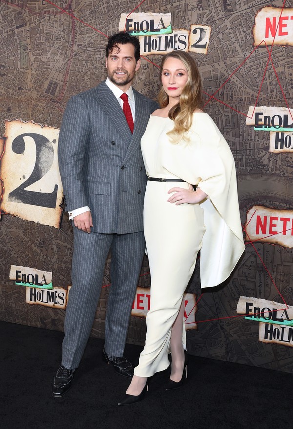 Henry Cavill e namorada Natalie Viscuso estreiam no tapete vermelho após  mais de 1 ano de namoro, Vogue