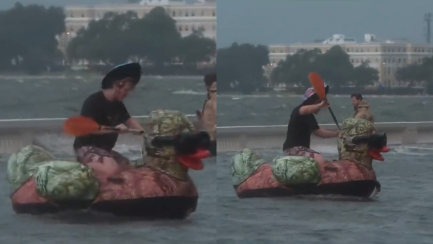 Homem em pato inflável durante tempestades