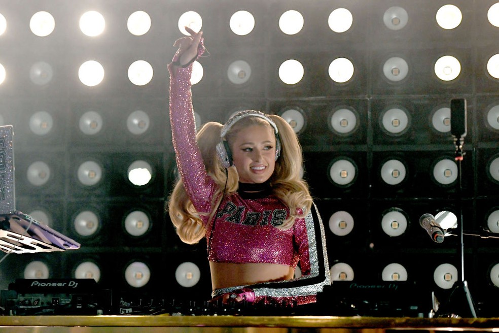 Paris Hilton vestida como cheerleader para show e trabalhando como DJ — Foto: Getty Images