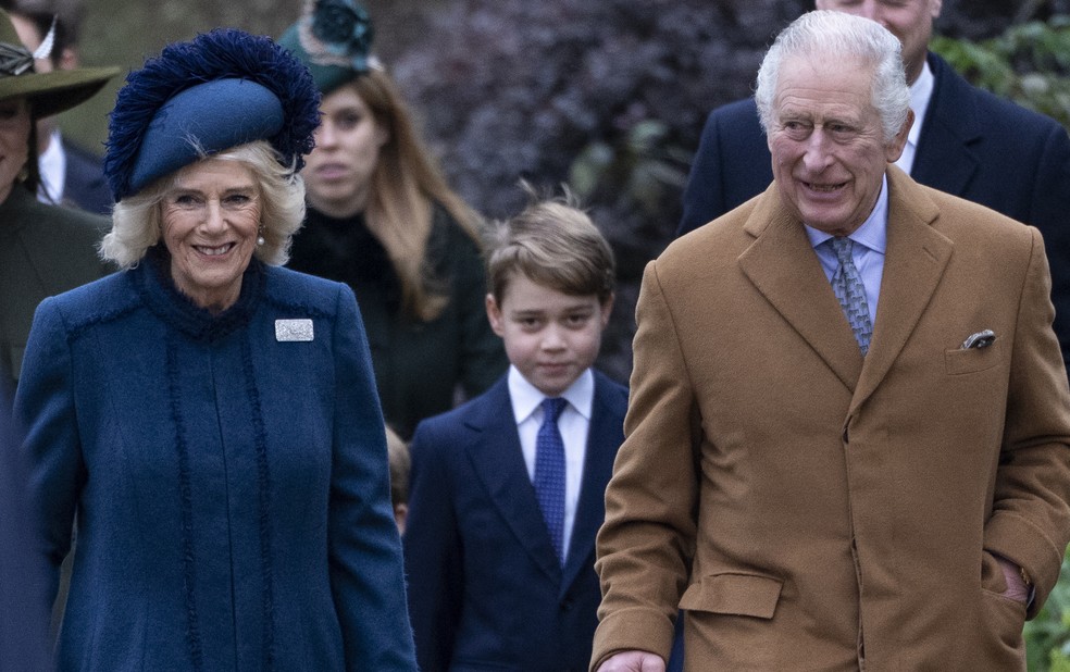 O Príncipe George, primogênito do Príncipe William, na companhia do Rei Charles III e da Rainha Consorte Camilla — Foto: Getty Images