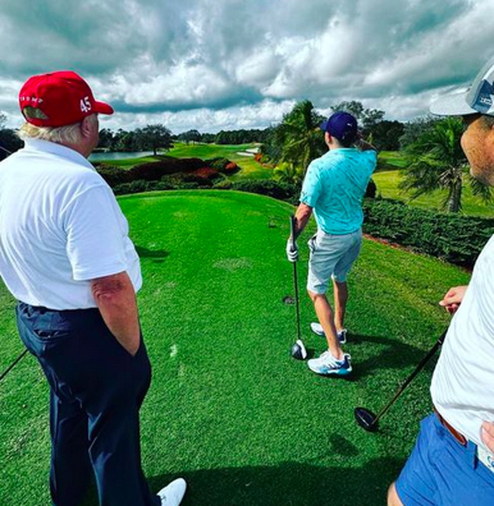 Jason Aldean jogando golfe com Donald Trump — Foto: Instagram