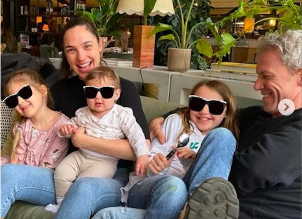 A atriz Gal Gadot com o marido e as três filhas — Foto: Instagram
