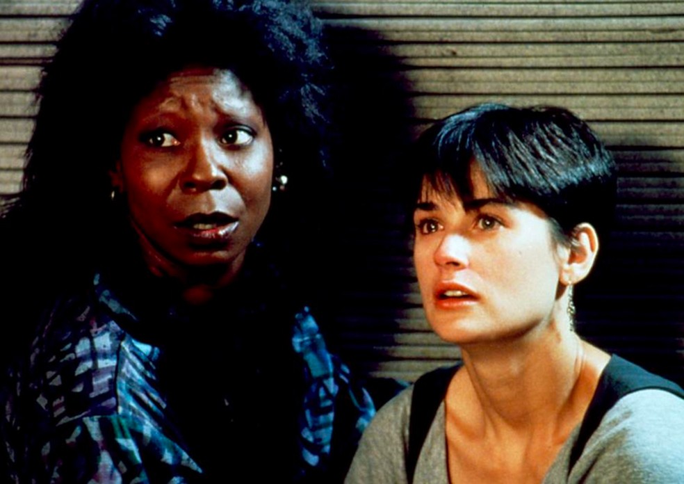 Demi Moore e Whoopi Goldberg em cena de Ghost - Do Outro Lado da Vida (1992) — Foto: Reprodução