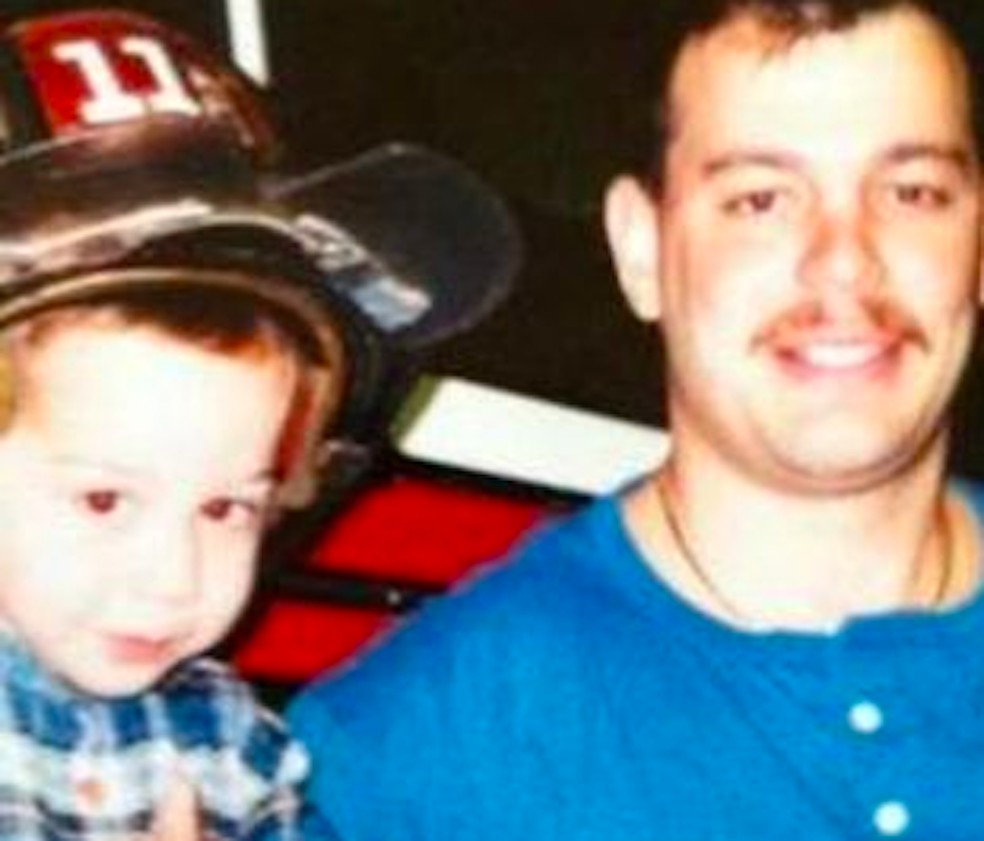 Pete Davidson com o pai, o bombeiro Scott Davidson — Foto: Instagram