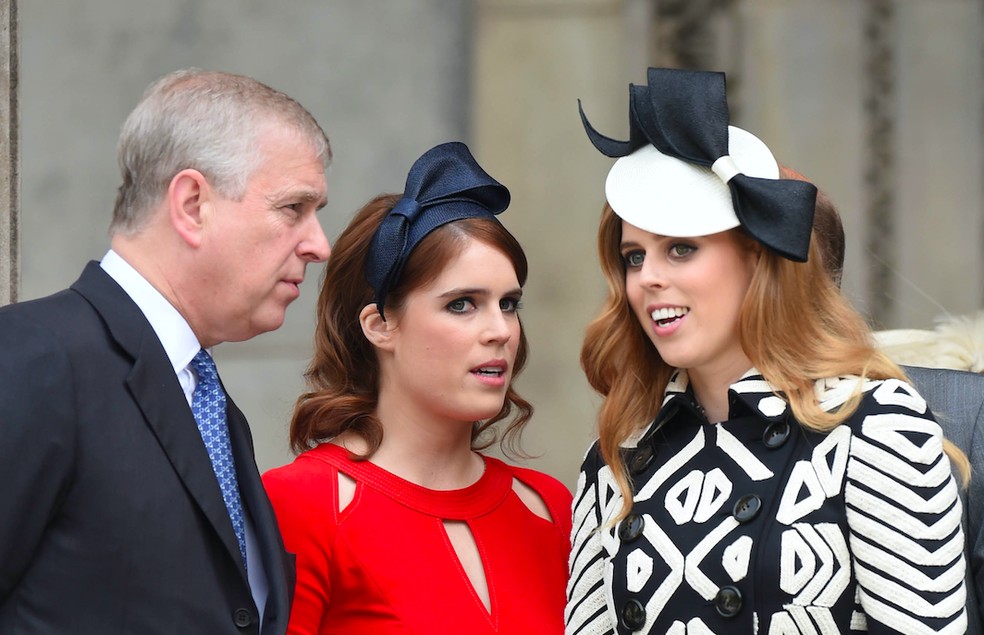 O ex-Príncipe Andrew com as filhas, Princesa Beatrice e Princesa Eugenie, em evento da Família Real Britânica, em junho de 2016, na Catedral de St. Paul, em Londres — Foto: Getty Images