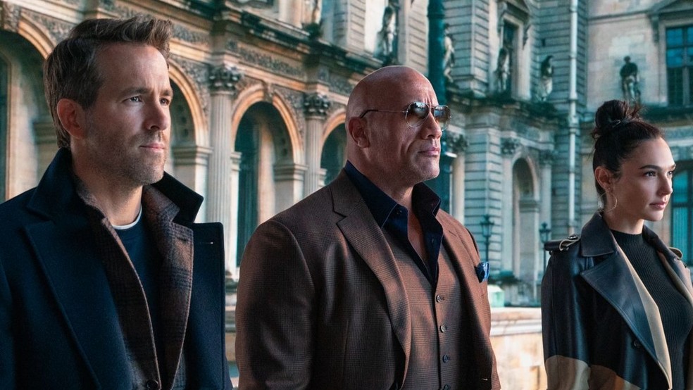 Ryan Reynolds, The Rock e Gal Gadot em cena de 'Alerta Vermelho' — Foto: Divulgação