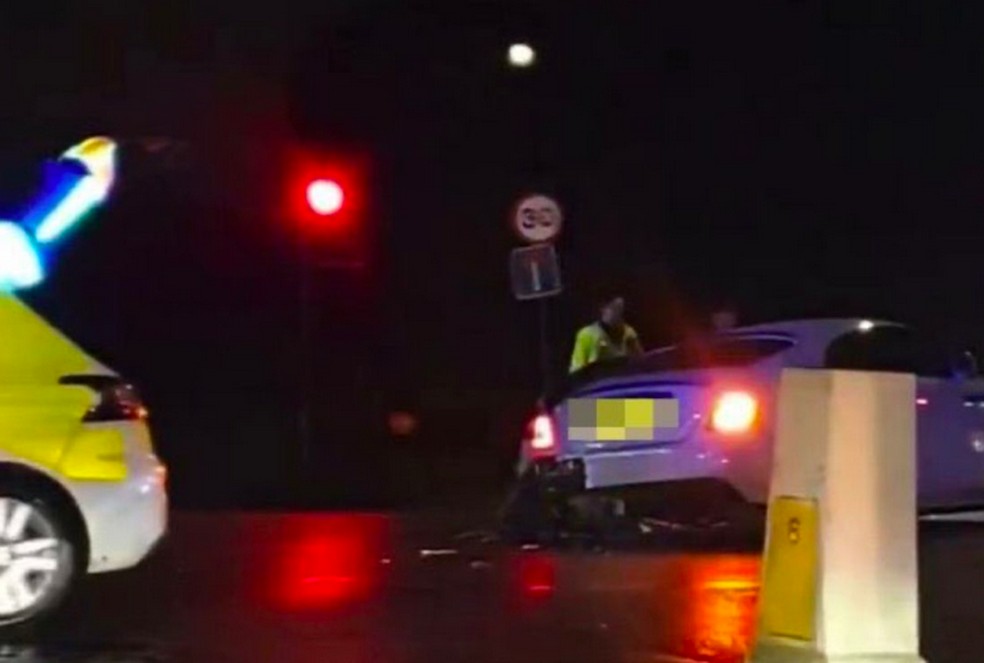 O carro de Marcus Rashford após colisão em rodovia de Manchester — Foto: Twitter