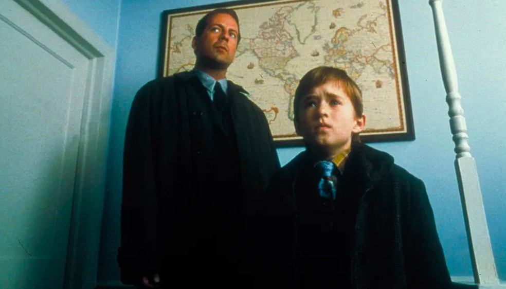 Bruce Willis e Haley Joel Osment em O Sexto Sentido (1999) — Foto: Reprodução