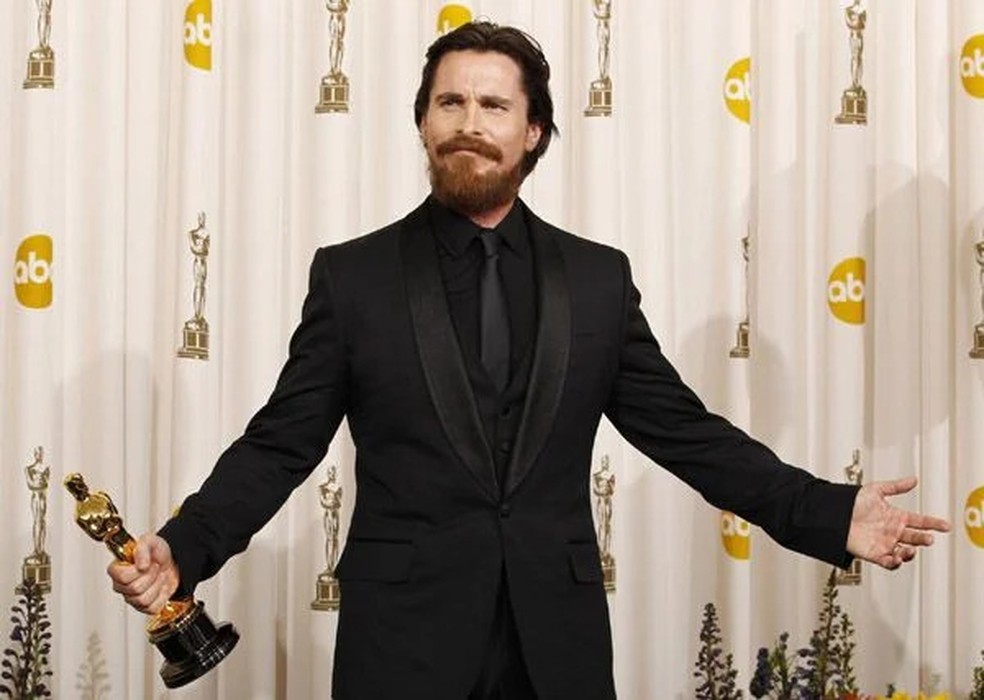 Christian Bale com o Oscar por 'O Vencedor' — Foto: Getty Images