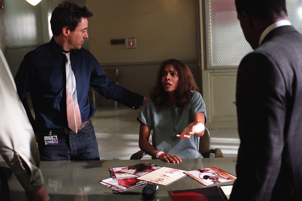 Robert Downey Jr. e Halle Berry em 'Na Companhia do Medo' — Foto: Divulgação