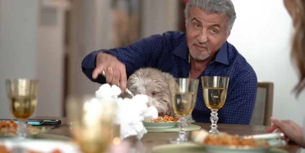 Sylvester Stallone deixa cão subir na mesa e comer do seu prato em cenas do seu reality show familiar — Foto: reprodução