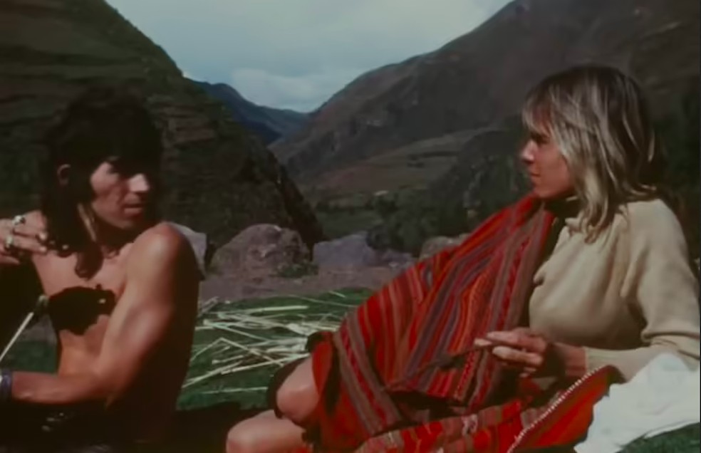 Keith Richards e Anita Pallenberg (1942-2017) em cena do documentário sobre a modelo italiana — Foto: Reprodução