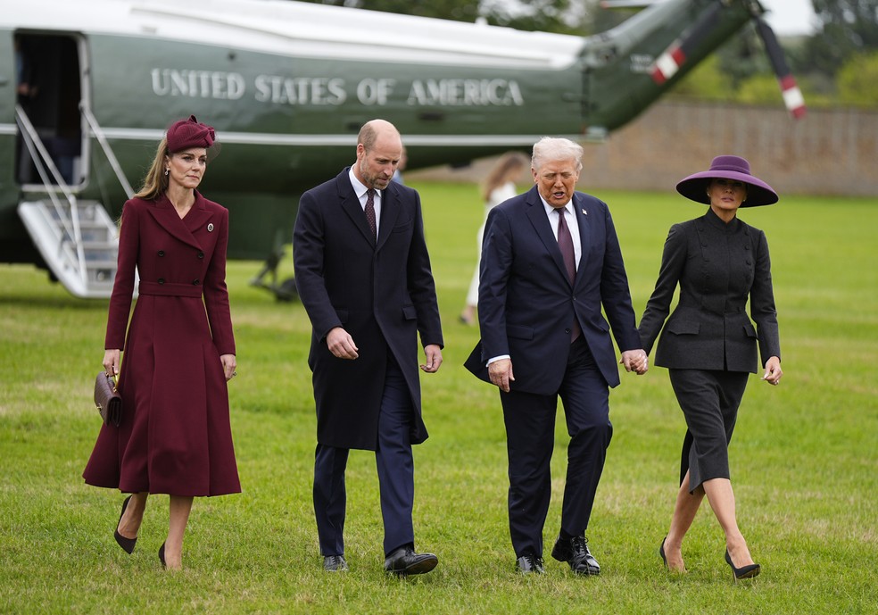 O presidente dos EUA, Donald Trump, e a primeira-dama Melania Trump sendo recebidos pelo Príncipe William e pela Princesa Kate Middleton na chegada do político ao Castelo de Windsor, em 17 de setembro de 2025 — Foto: Getty Images