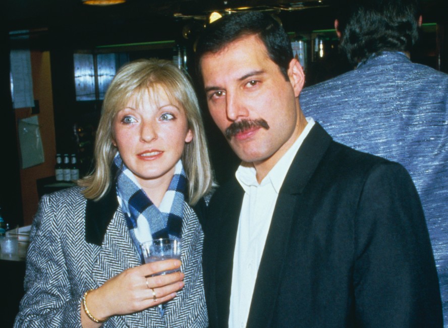 Mary Austin e Freddie Mercury (1946-1991) em foto dos anos 1980