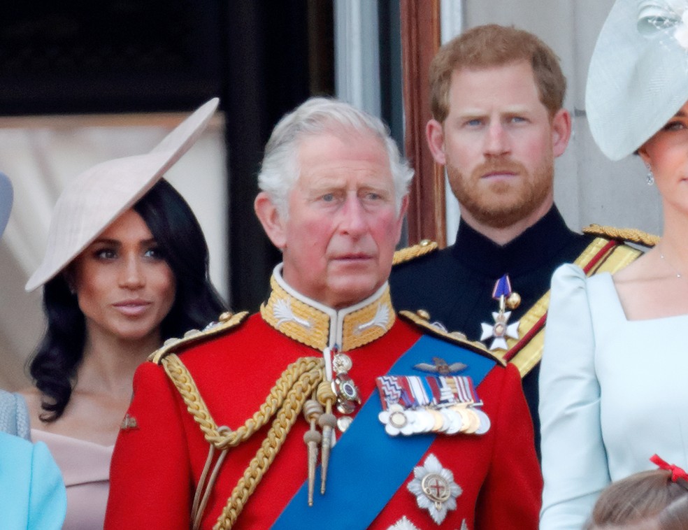 Meghan Markle e Príncipe Harry na companhia do Rei Charles III — Foto: Getty Images