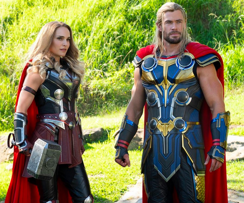 Natalie Portman e Chris Hemsworth em cena de Thor: Amor e Trovão (2022) — Foto: Reprodução