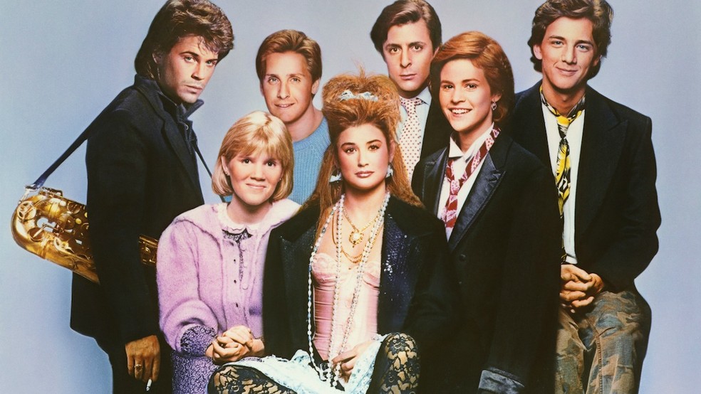 Os atores Demi Moore, Emilio Estevez, Rob Lowe, Andrew McCarthy, Judd Nelson, Ally Sheedy, and Mare Winningham em O Primeiro Ano do Resto de Nossas Vidas (1985) — Foto: divulgação