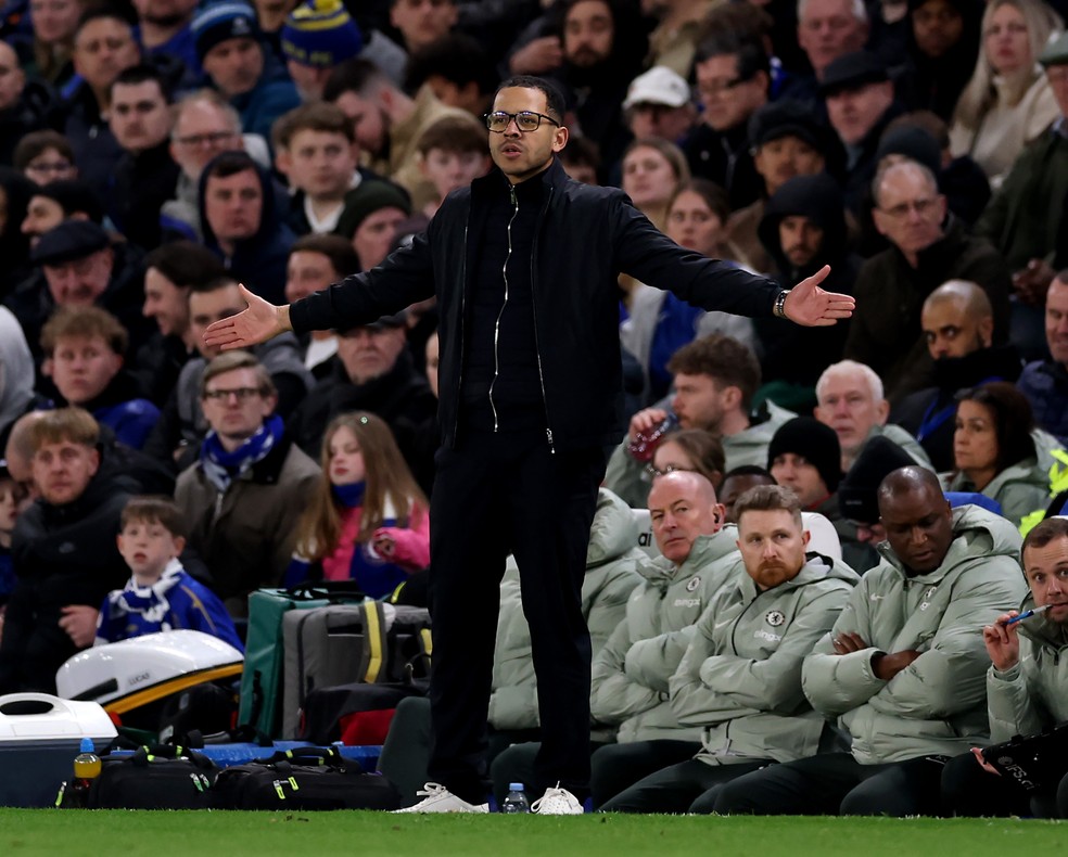 Liam Rosenior na beira do campo durante a derrota do Chelsea para o Newcastle, por 1 a 0, no estádio Stamford Bridge, em 14 de março de 2026 — Foto: Getty Images