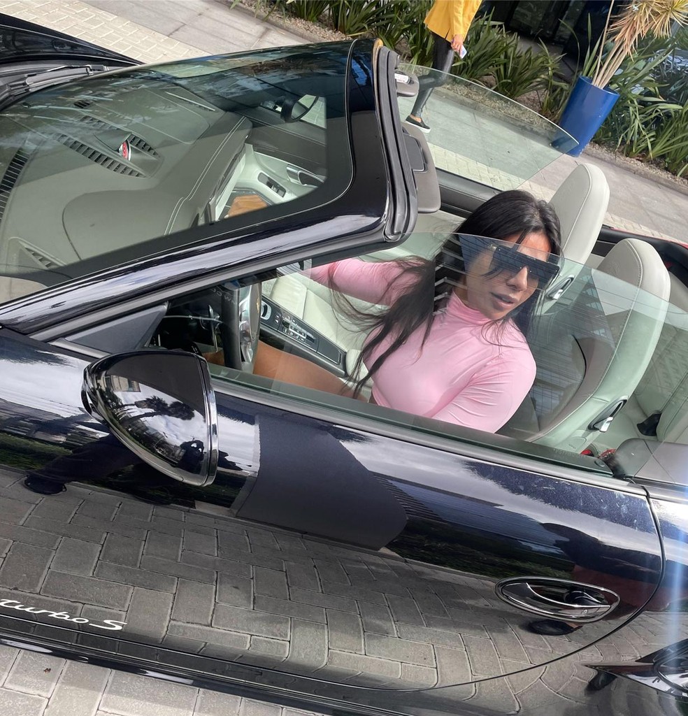 Ex miss bumbum maior f brasileira de messi vende carr o de 1 milh o