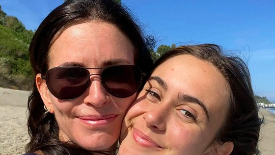 Courteney Cox, estrela de 'Friends' diz que se arrepende de não ter sido 'uma mãe mais firme' com sua filha única