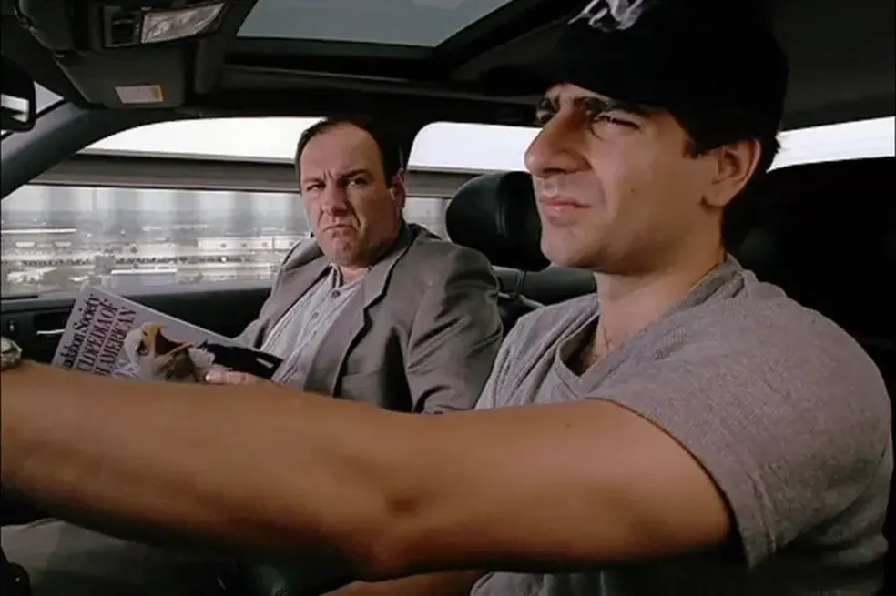 James Gandolfini e Michael Imperioli em cena da série 'Sopranos' — Foto: Reprodução