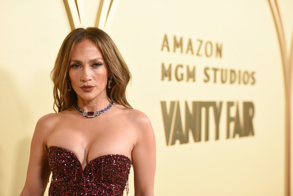 Jennifer Lopez em festa da Vanity Fair e do estúdio Amazon MGK — Foto: Getty