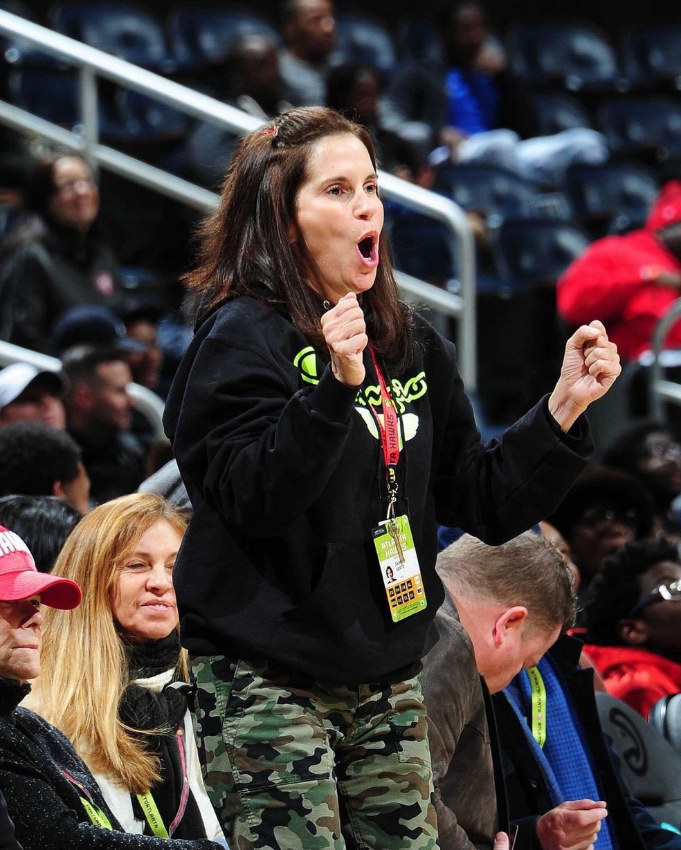 Jami Gertz vibrando com o time de NBA que pertence a ela e o marido, o Atlanta Hawks — Foto: Instagram
