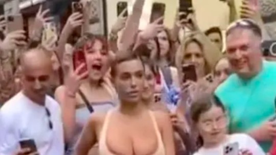 Nova esposa de Kanye West volta a escandalizar Itália e 'para trânsito' com look excêntrico