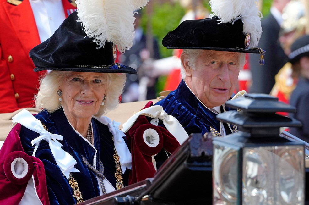 O Rei Charles III e a Rainha Consorte Camilla na parada militar Trooping the Colour — Foto: Getty Images