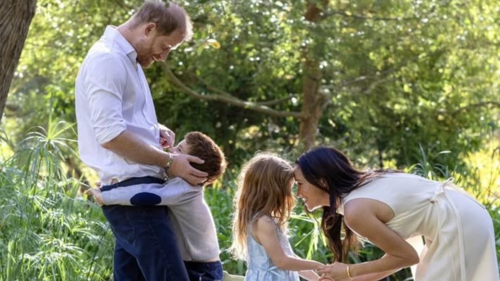 Harry com o filho Archie (7 anos) e Meghan Markle junto de Lilibet (5 anos), ainda nos EUA — Foto: Instagram
