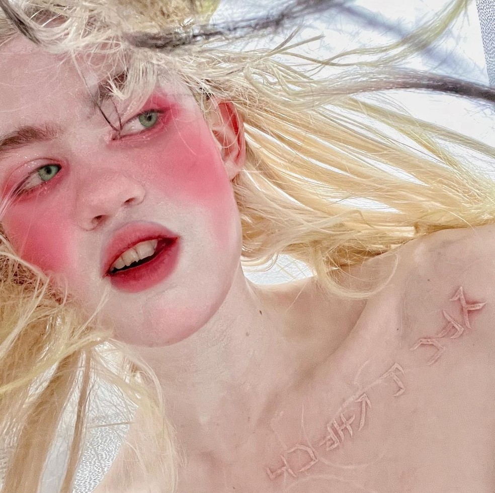 Cantora Grimes exibe nova tatuagem e dente lascado — Foto: Reprodução/Instagram