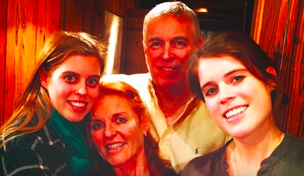 Sarah Ferguson na companhia de Andrew e das filhas, as princesas Beatrice e Eugenie — Foto: Instagram
