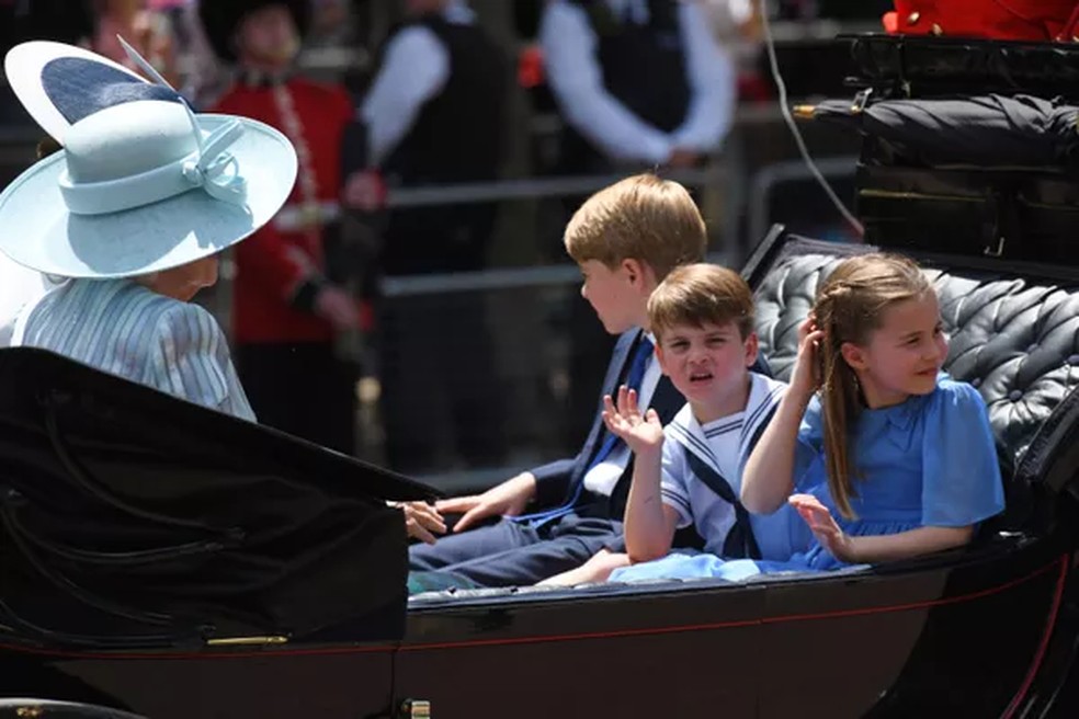 Princesa Charlotte com os irmãos Louis e George no Trooping the Colour, que marcou o início das celebrações do Jubileu de Platina da Rainha Elizabeth II (1926-2022) — Foto: Getty