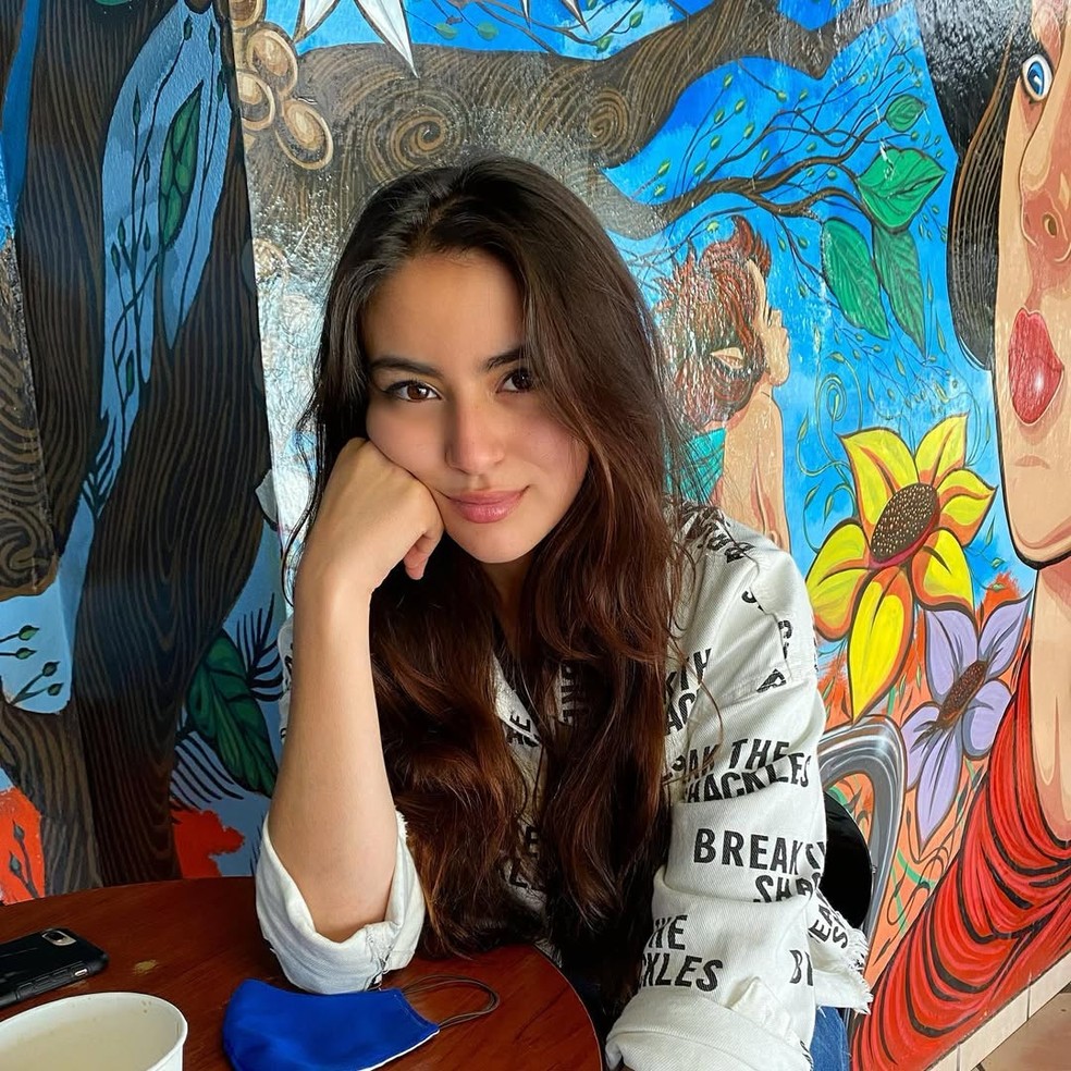 Influencer morre aos 23 anos seis dias após ser encontrada em hotel em meio a acontecimentos suspeitos | Notícias | Monet