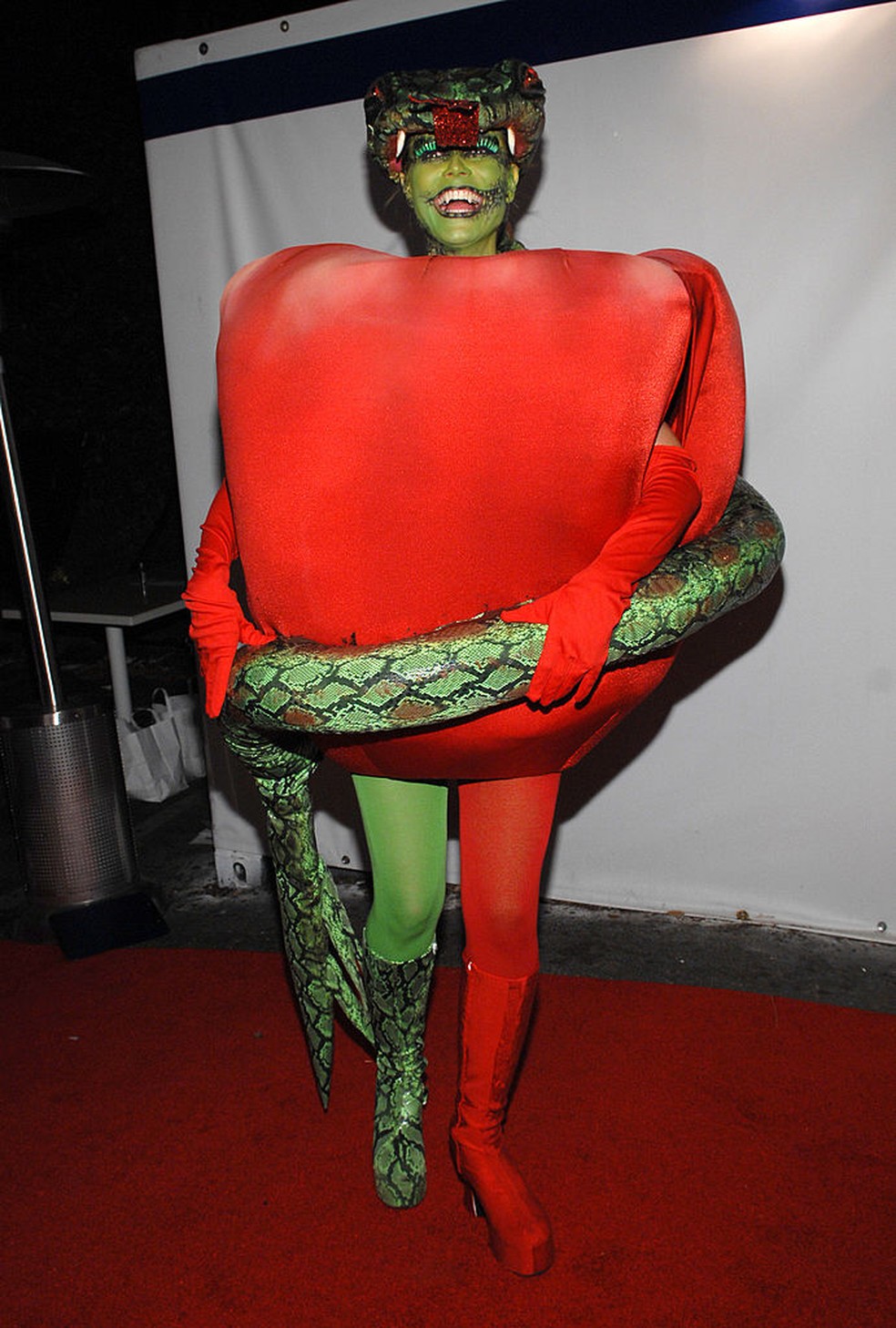 Heidi Klum vestida como maça proibida do Jardim do Eden — Foto: Getty Images