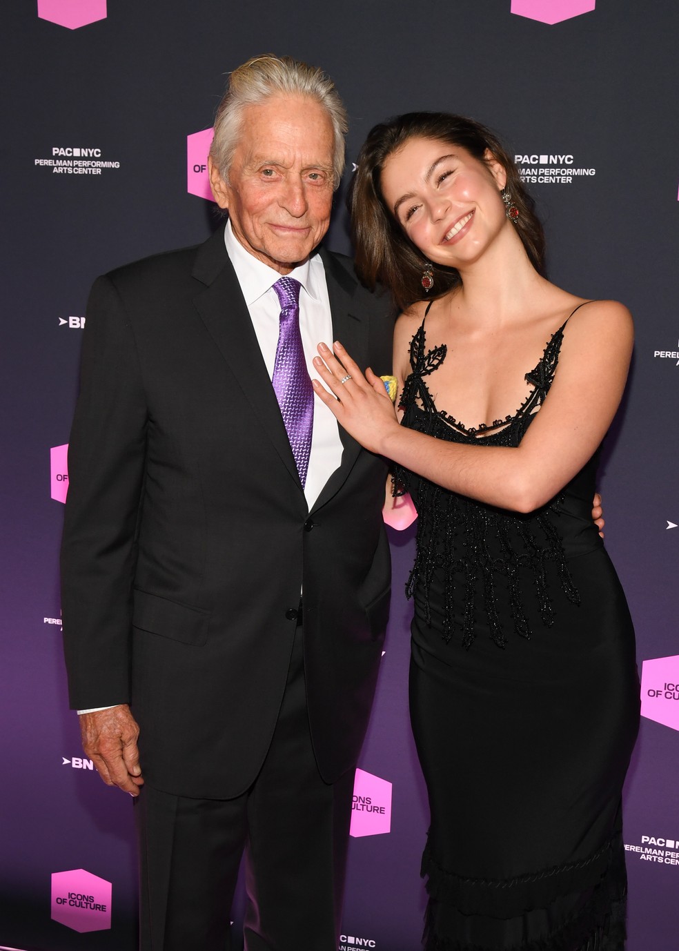 Michael Douglas e caçula de casamento com Catherine Zeta-Jones esbanjam ...