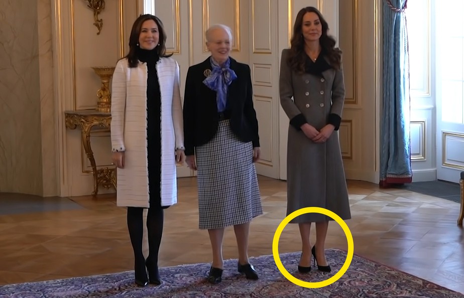 A princesa Mary e a rainha Margrethe II, da Dinamarca, e a princesa Kate Middleton em encontro de 2022