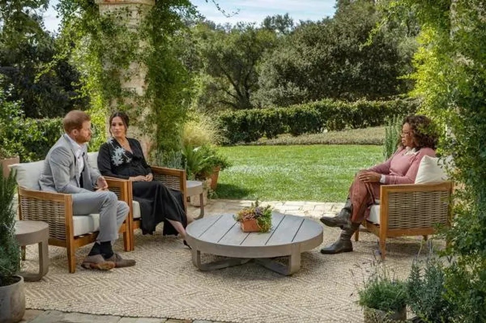  A atriz Meghan Markle e o Príncipe Harry sendo entrevistados pela apresentadora Oprah Winfrey  — Foto: Reprodução