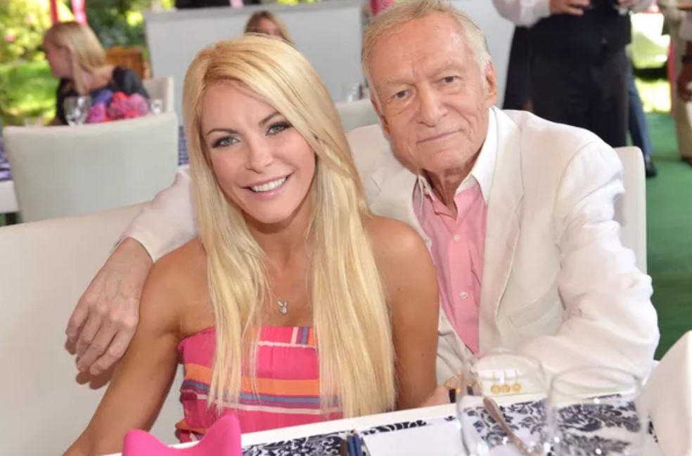 O empresário Hugh Hefner com uma de suas ex-esposas, Crystal Hefner — Foto: Getty Images