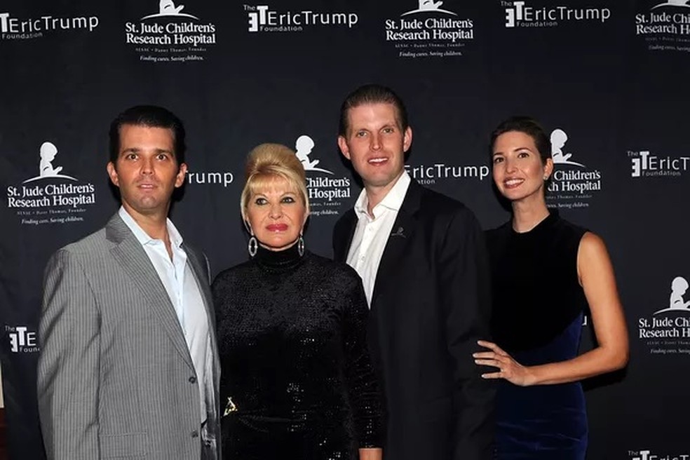 Ivana Trump com seus três filhos com Donald Trump: Donald Trump Jr, Eric Trump e Ivanka Trump — Foto: Getty Images
