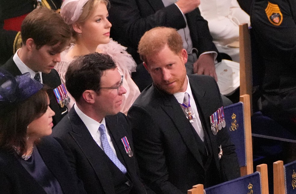 Príncipe Harry conversando com Jack Brooksbank durante cerimônia de coroação de Rei Charles III — Foto: Getty Images
