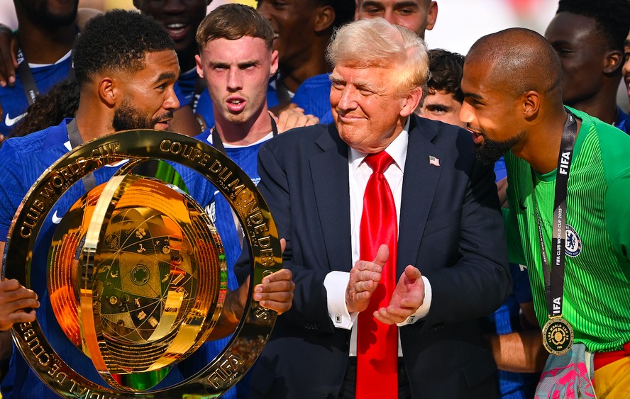 Reece James e Cole Palmer confusos com a presença de Donald Trump no palco quando o Chelsea levantou o troféu da Copa de Mundo de Clubes da FIFA