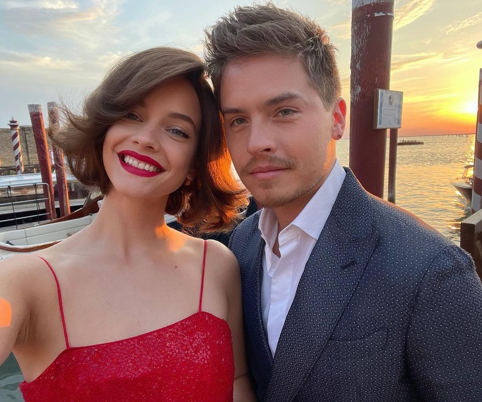 Fãs brincam com ex ator mirim após ensaio hot da esposa nas redes