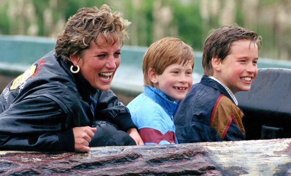 Princesa Diana com Harry e William, seus filhos com Charles, na década de 1990 — Foto: Getty Images