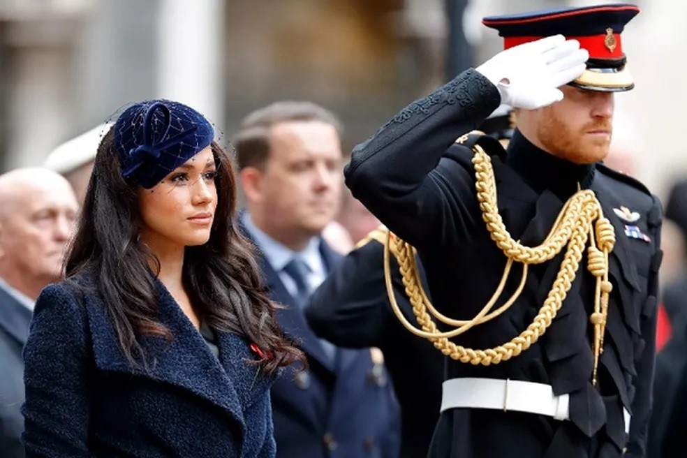 Meghan Markle e Príncipe Harry em cerimônia oficial da Família Real — Foto: Getty Images