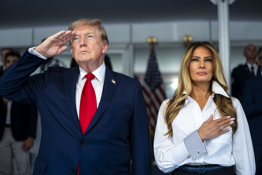Donald Trump e Melania Trump durante a corrida de carros Freedom 250 Grand Prix, realizada em Washington no dia 23 de agosto de 2026