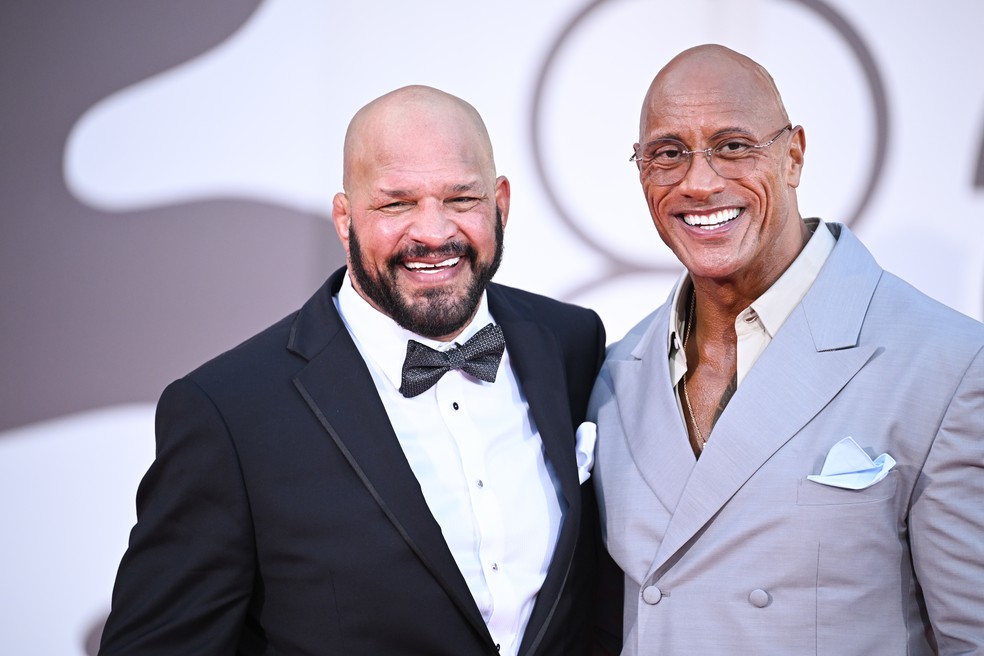 Mark Kerr e Dwayne Johnson (The Rock) no red carpet da sessão de lançamento de  Coração de Lutador - The Smashing Machine (2025) no Festival de Cinema de Veneza, em 1 de setembro de 2025 — Foto: Getty Images