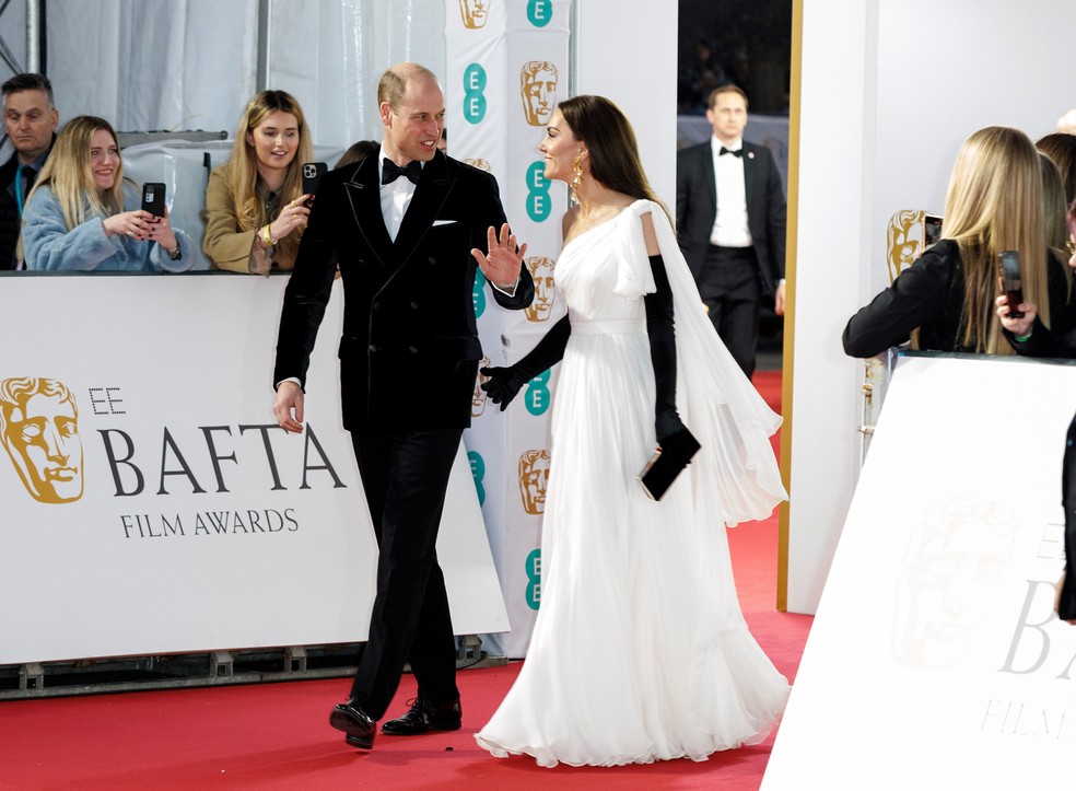 A recusa do Príncipe William após Kate Middleton oferecer sua mão no BAFTA 2023 — Foto: Getty Images